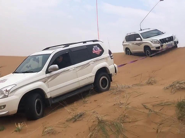 沙地救援現場：拖車如何將陷車“拔出”泥潭